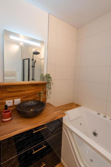 Apartment Balneo & Sauna, Sejour Detente Aux Teinturiers - Metro Charpennes - Garage *