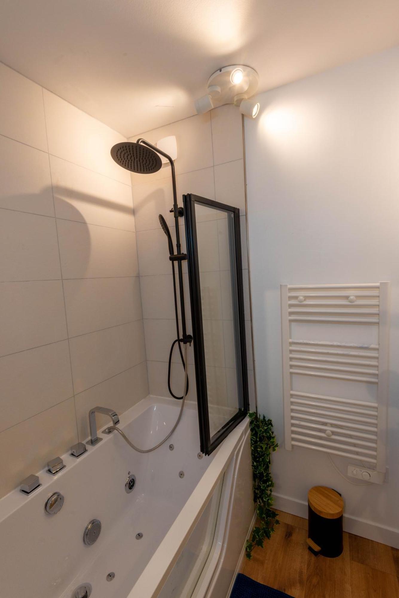 Apartment Balneo & Sauna, Sejour Detente Aux Teinturiers - Metro Charpennes - Garage *