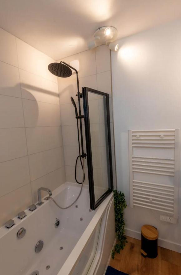 Balneo & Sauna, Sejour Detente Aux Teinturiers - Metro Charpennes - Garage Apartment Villeurbanne